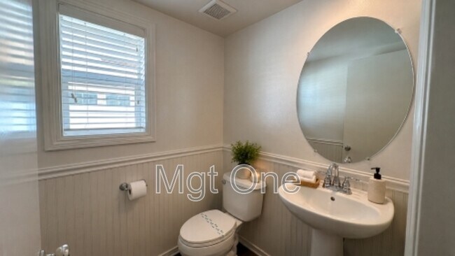 Building Photo - 564 Botan St