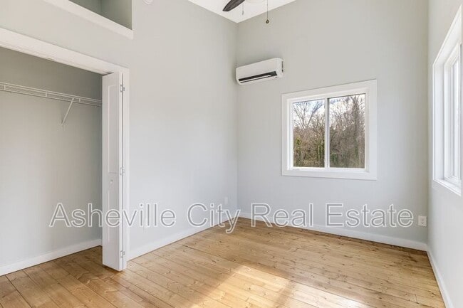 Building Photo - 12 New St