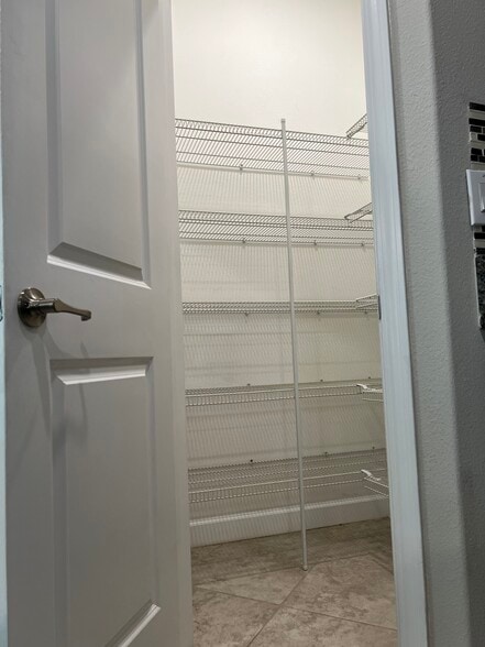 Building Photo - 923 Terra Vista St