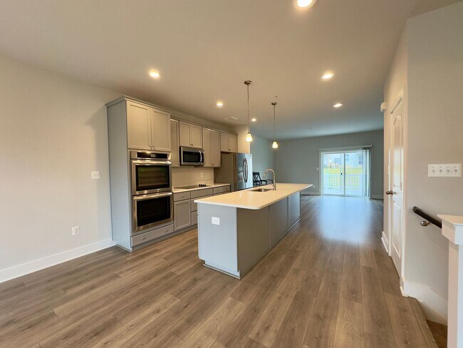 Building Photo - Charming 4 Bedroom/3.5 Bathroom in New WIn...