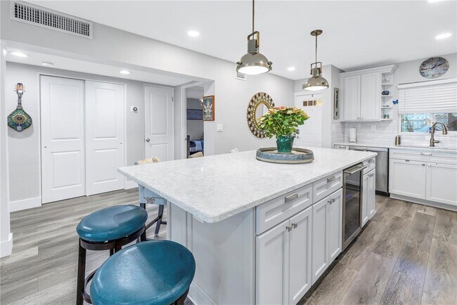 Building Photo - 800 Madonna Blvd