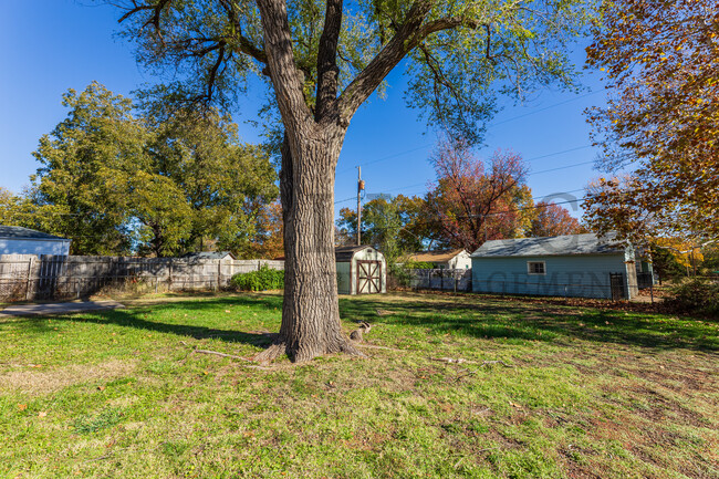 Building Photo - 1650 Green Acres St