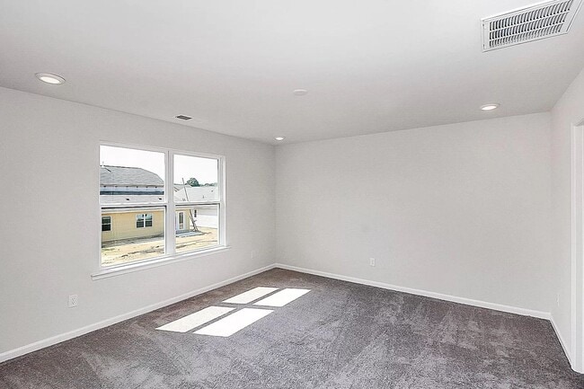 Building Photo - Home with 4 bedrooms, 3 full baths Fence in Yard