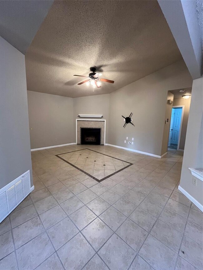 Building Photo - 5906 Green Acres