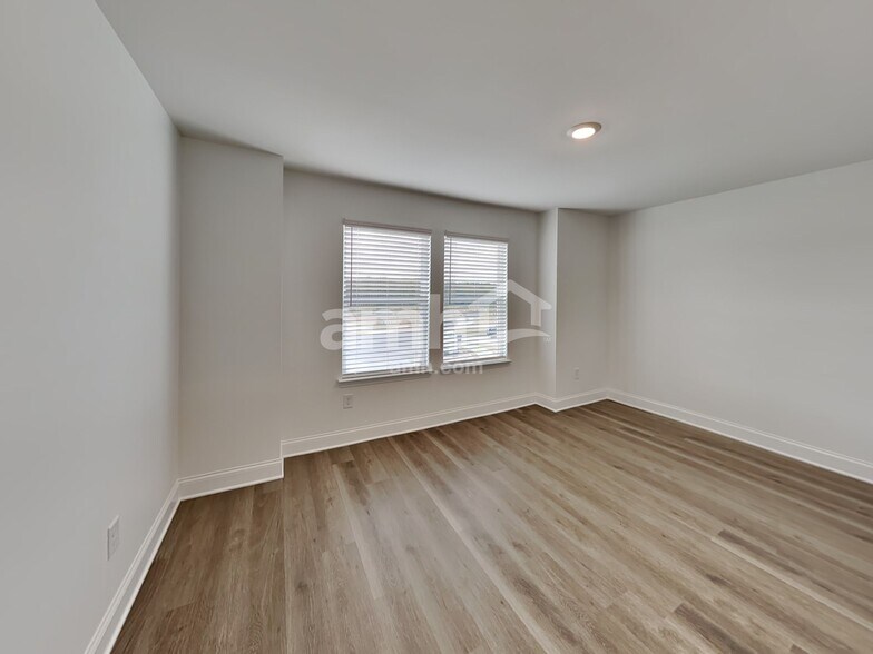 Building Photo - 50 Pointe Dr