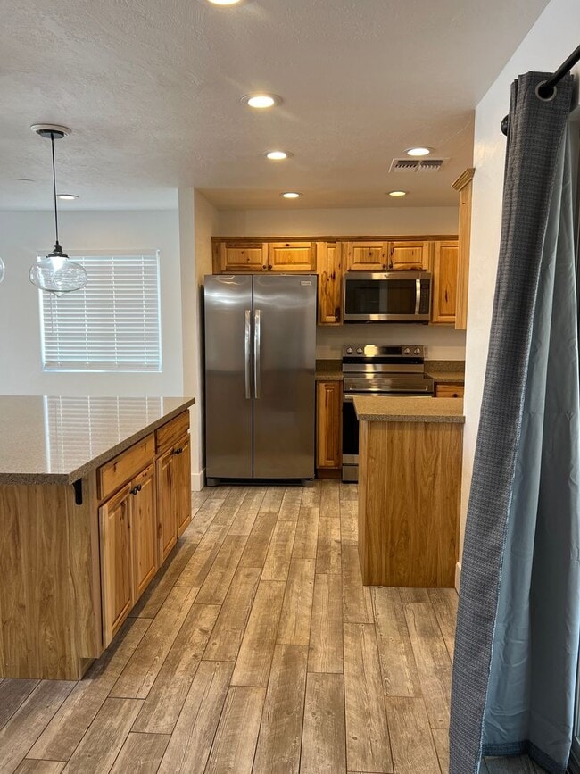 Building Photo - Great 3 bedroom 2 bathroom,  home with a h...