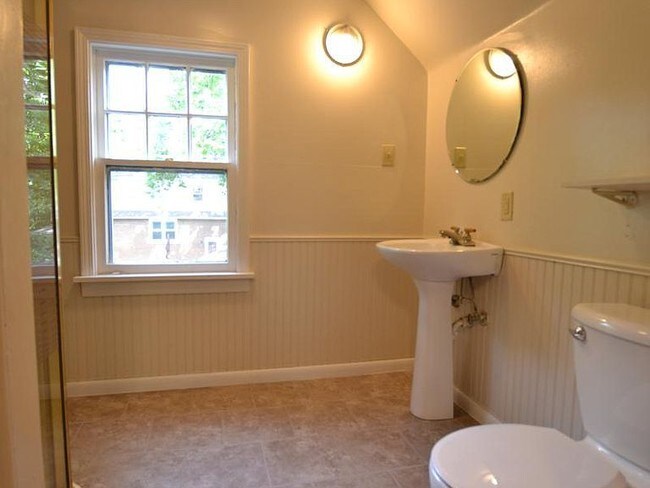 Building Photo - 719 Cowles Ave