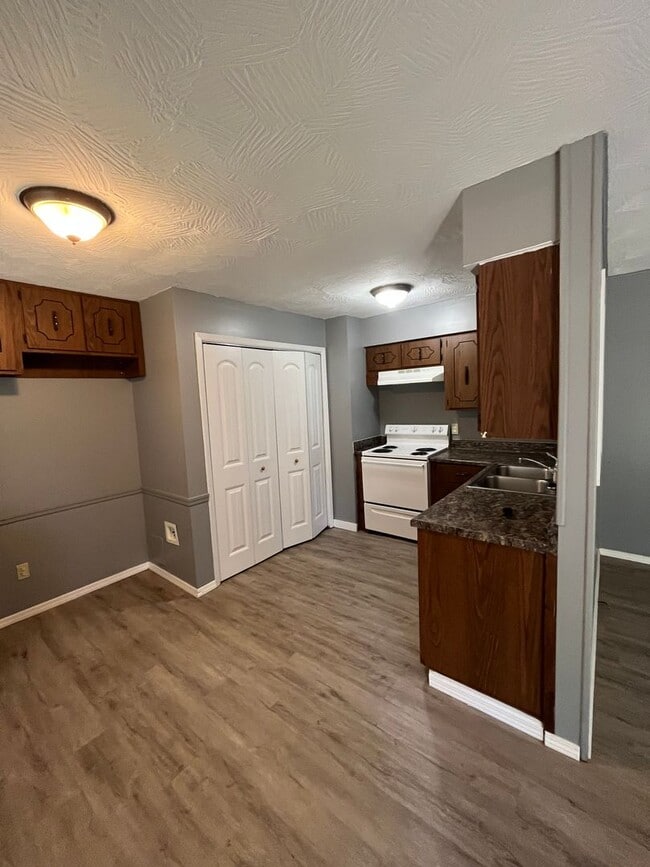 Building Photo - 3 bedroom 1.5 bath Available now!