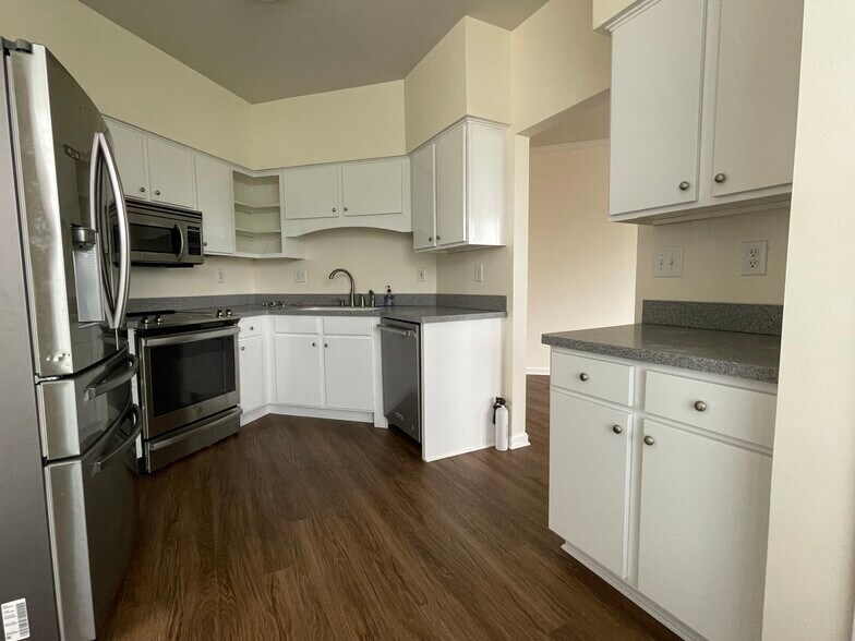 Kitchen - 935 Dorchester Pl