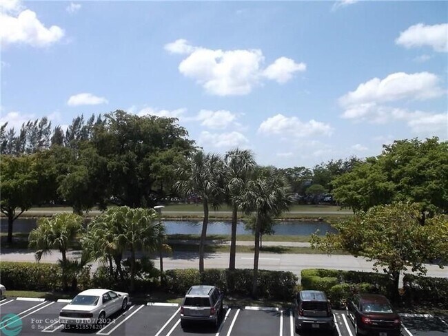 Building Photo - 2901 S Palm Aire Dr