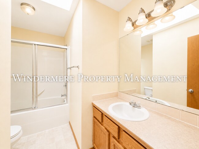 Building Photo - Bright and Spacious 4 Bedroom in Convenient CK location with fenced backyard and 3 car garage