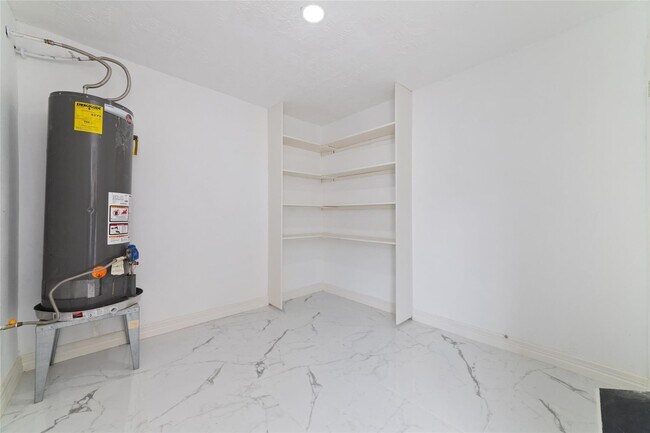 Building Photo - 9114 Mahoning Dr