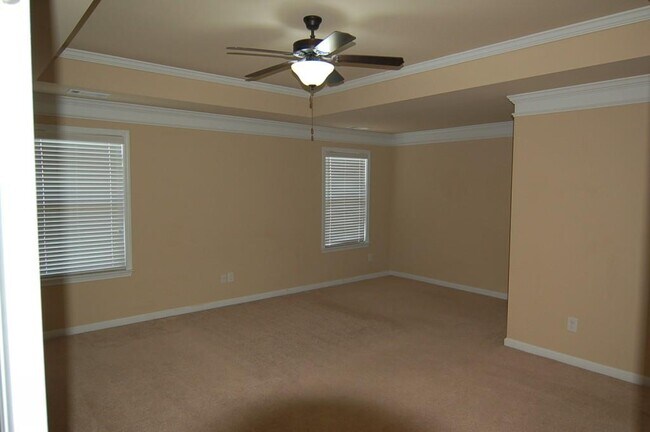 Building Photo - 2145 Manor View