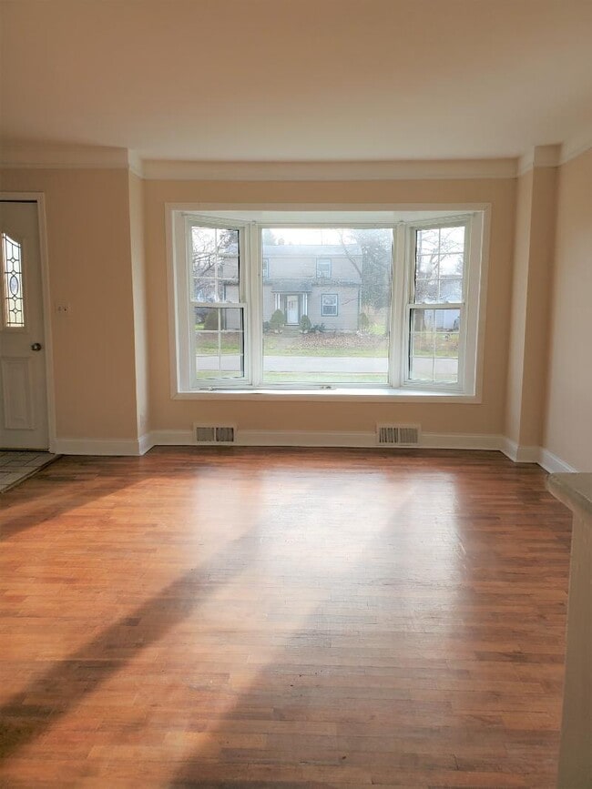 Building Photo - 2302 Chesning Ave
