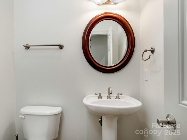 Building Photo - 2416 Chesterfield Ave