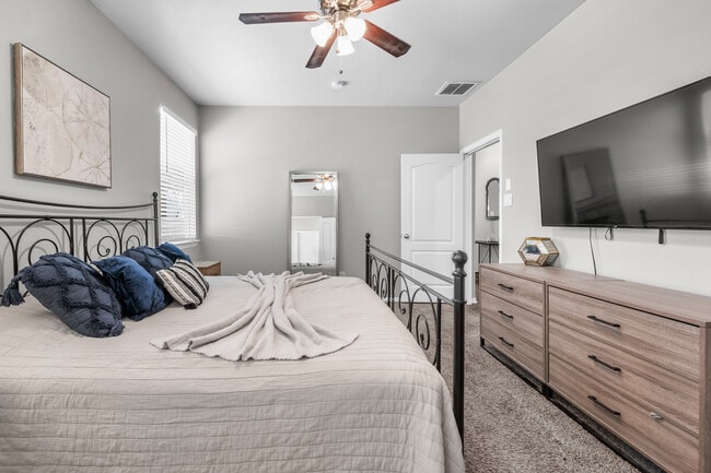 Building Photo - 9901 Concord Dr