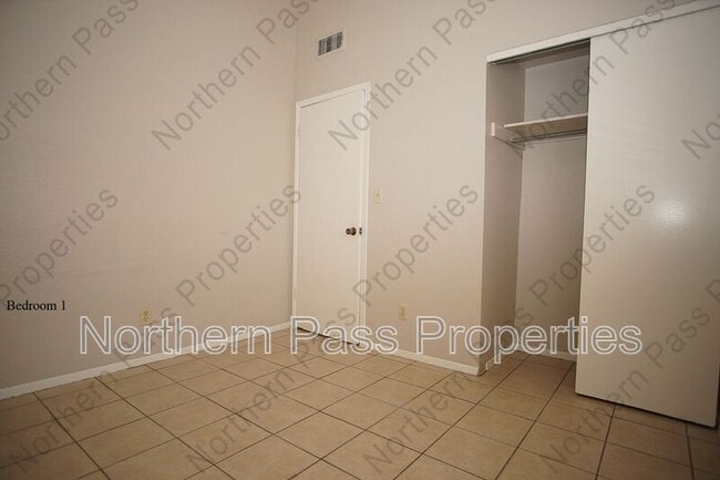 Building Photo - 2917 E Glen Dr