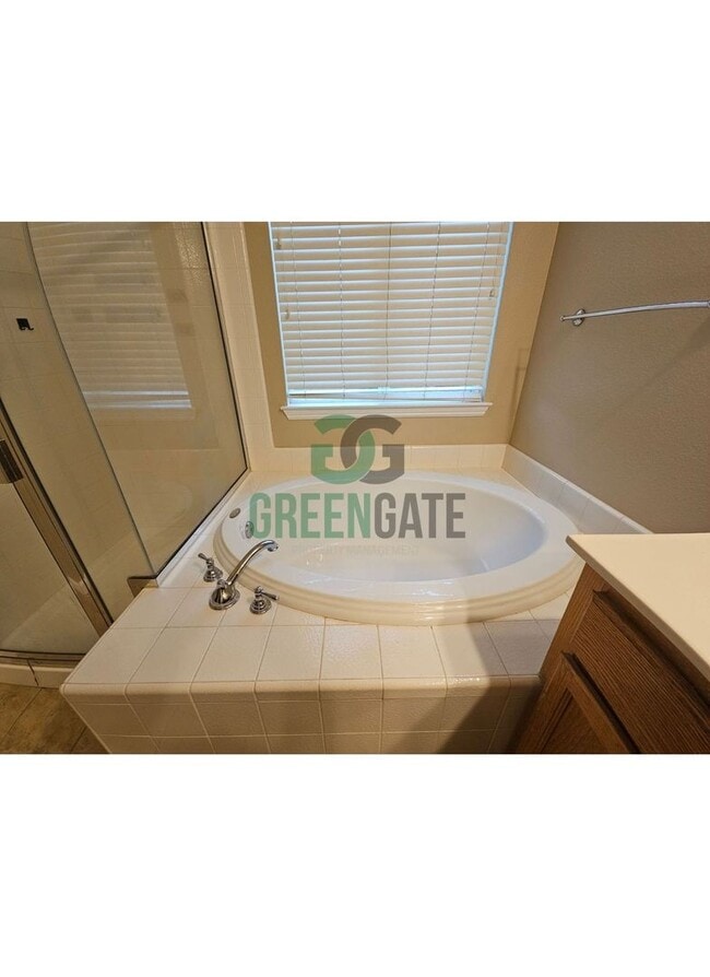 Building Photo - Spacious 4 Bedroom 3 Bath in Patterson! AV...