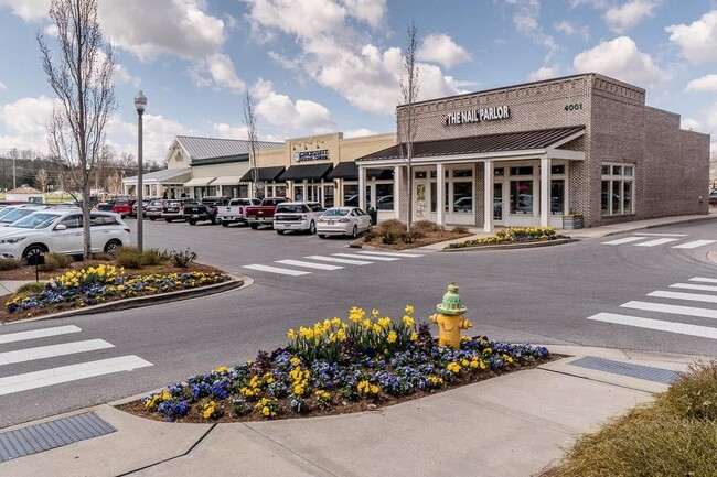 Building Photo - Charming Townhome in the Heart of Berry Fa...