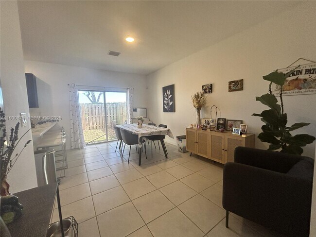 Building Photo - 1685 SE 27th Rd