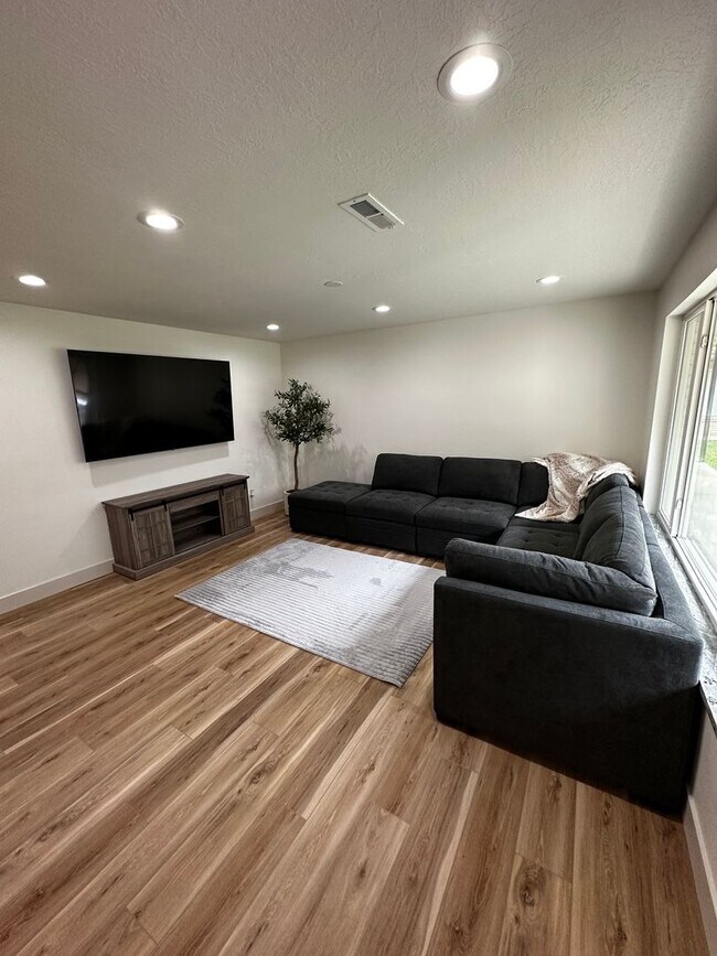 Building Photo - Centennial II Apartments (NEW REMODEL!!)