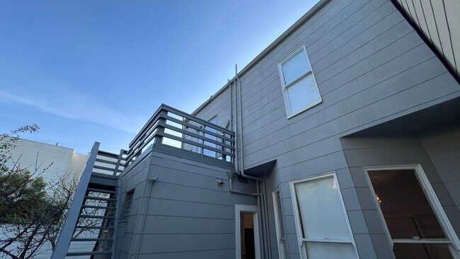 Building Photo - 1420-1424 9th Ave