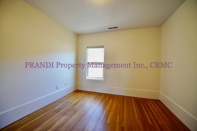 Building Photo - Great Location in This Top Floor Unit in a...