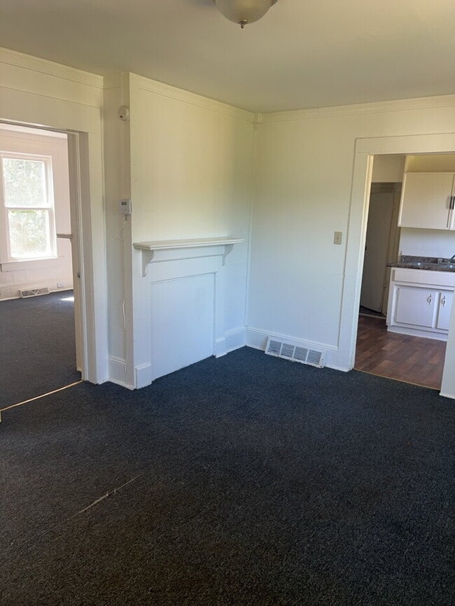 Building Photo - "Charming 2-Bedroom Retreat in Greenville – Ideal Location on W. 6th Street!"