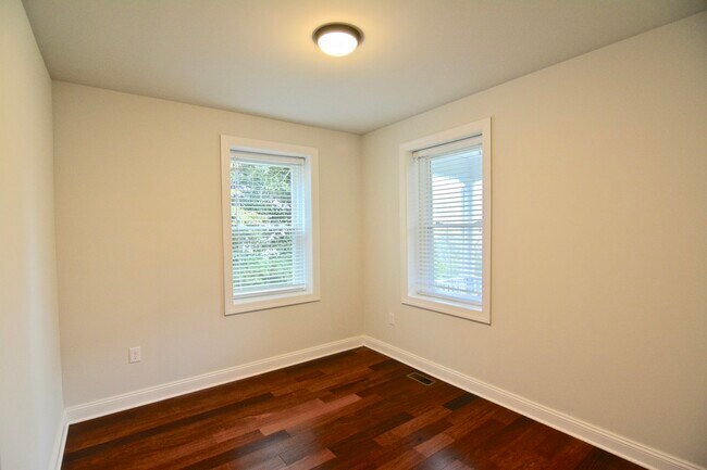 Building Photo - 147 Lachenour Ave