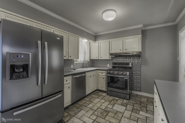 Building Photo - 1602 San Saba St