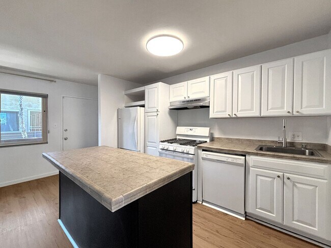 Building Photo - Upgraded 1BD/1BA Condo in Mission Hills W/...