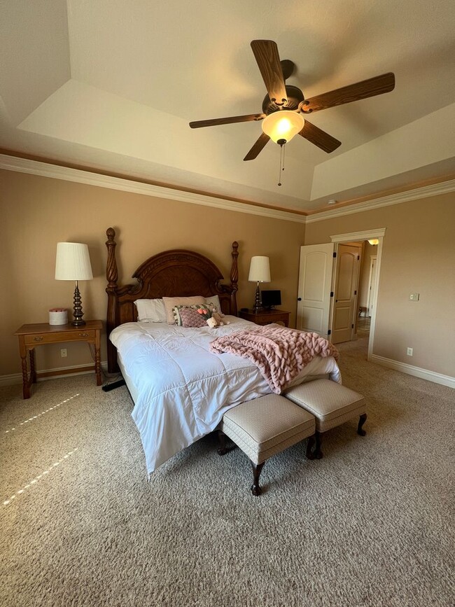 Building Photo - **$100 OFF FIRST MONTHS RENT!** Stunning 5 bed 3.5 bath twin-home on the Rexburg Hill