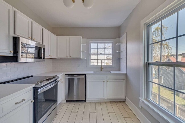 Building Photo - Charming Downtown Savannah Rental Property