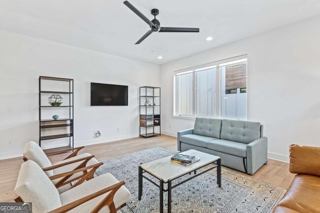 Building Photo - 2424 Memorial Dr SE