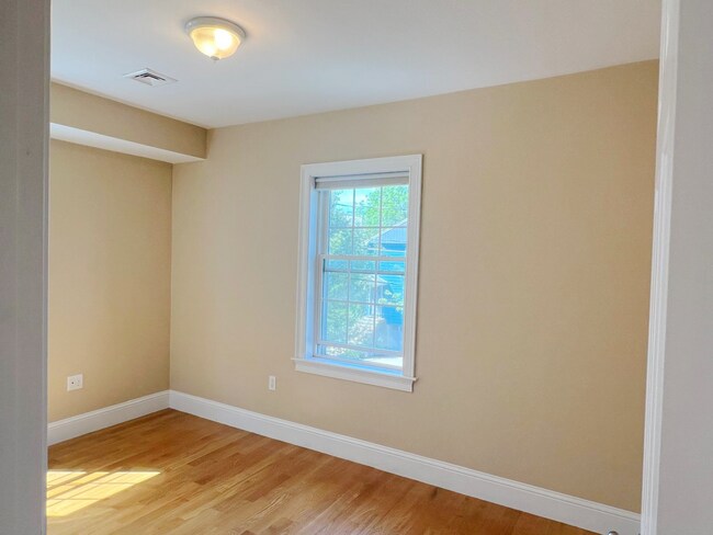 Building Photo - AVAILABLE NOW! Elegant 3-Bed Condo in Prim...