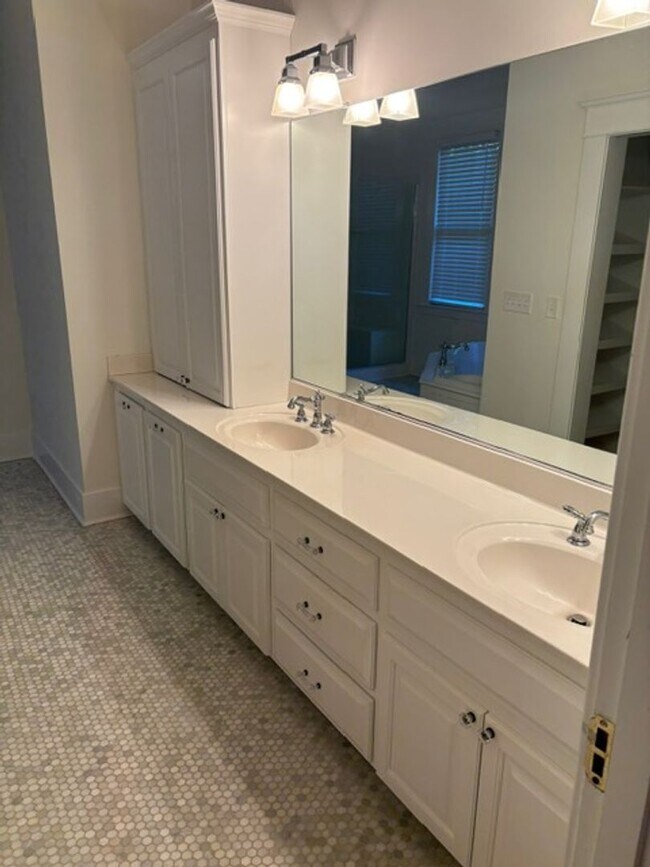 Building Photo - Craftsman style bungalow on the Hill. Reno...