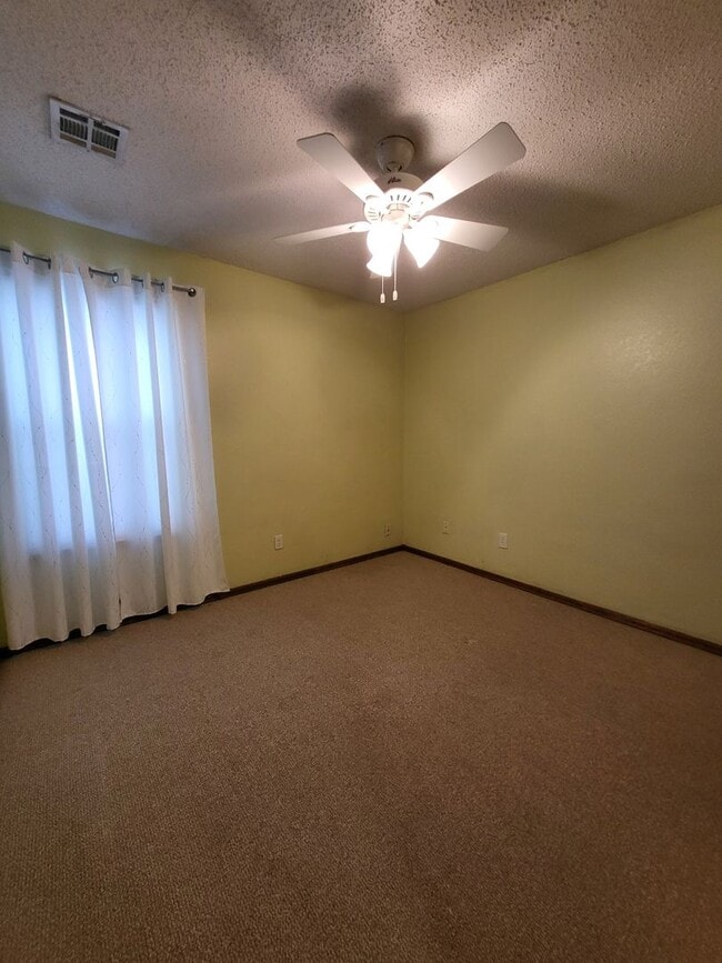 Building Photo - (3) Bed/(2) Bath in Eagle Cliff Addition A...
