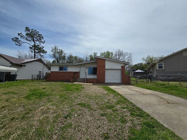 Building Photo - 3 bed 1 bath in Tecumseh!