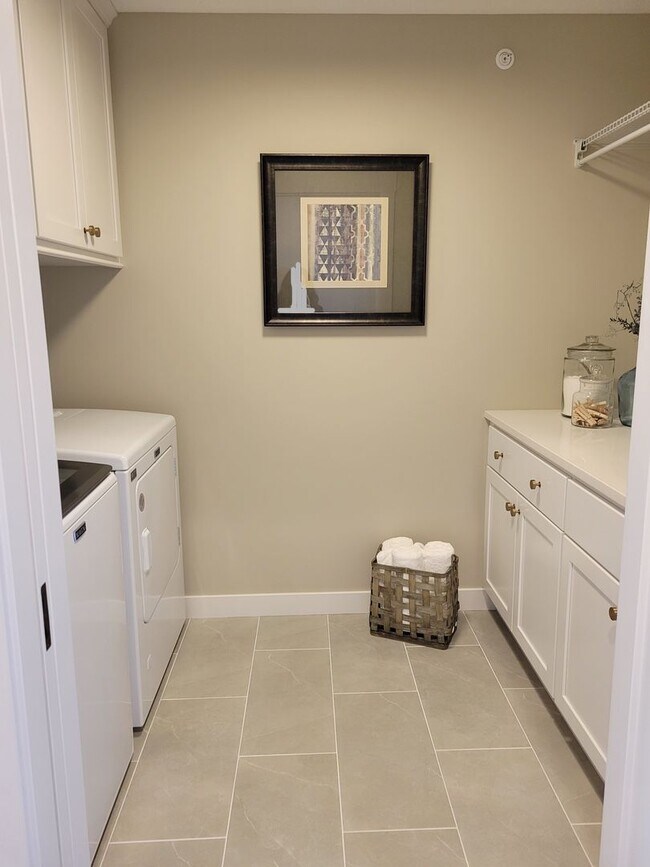 Building Photo - Executive Luxury Rentals