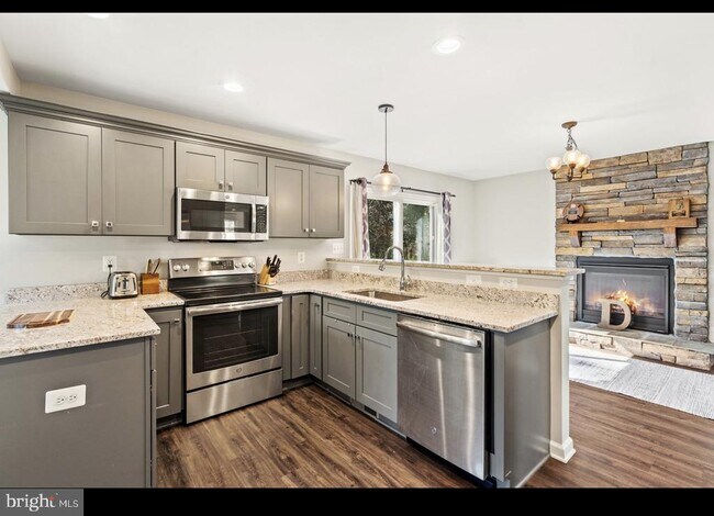 Building Photo - 144 Rollason Dr