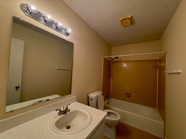 Building Photo - 2600 Anthony Pl