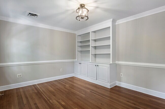 Building Photo - 9900 Kingsbridge Rd