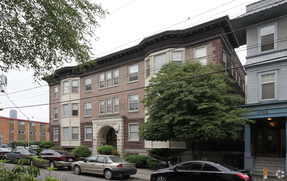 Primary Photo - Rialto Court Apartments