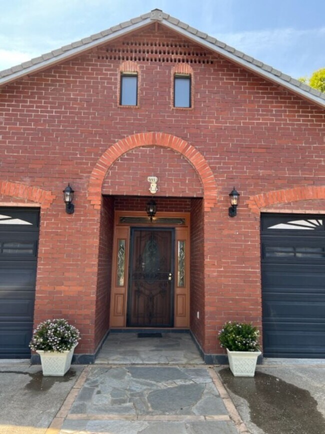 Building Photo - Beautiful Single Story home in Carmichael, 4+2, Large living area, 2 garages.