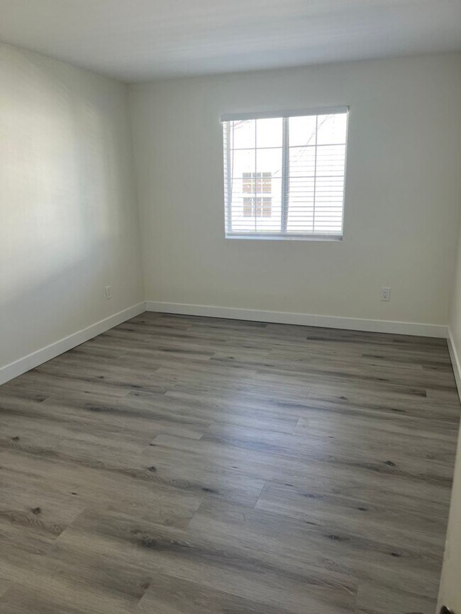 Building Photo - Delong Townhomes