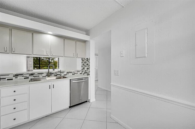 Building Photo - 1703 Whitehall Dr