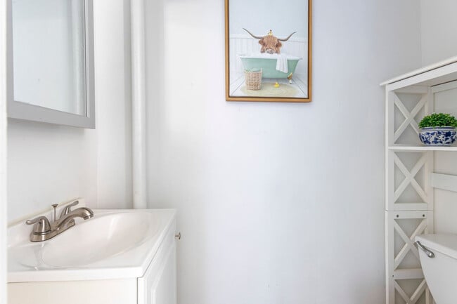 Building Photo - 104 MacDougal St