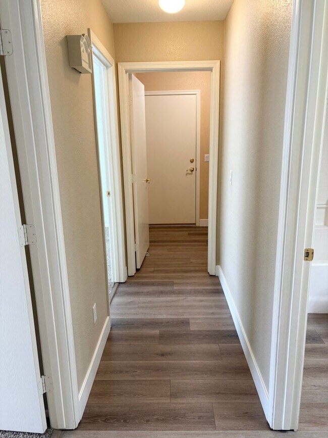 Building Photo - **BEAUTIFUL & SPACIOUS 3 BEDROOM/2 BATHROO...