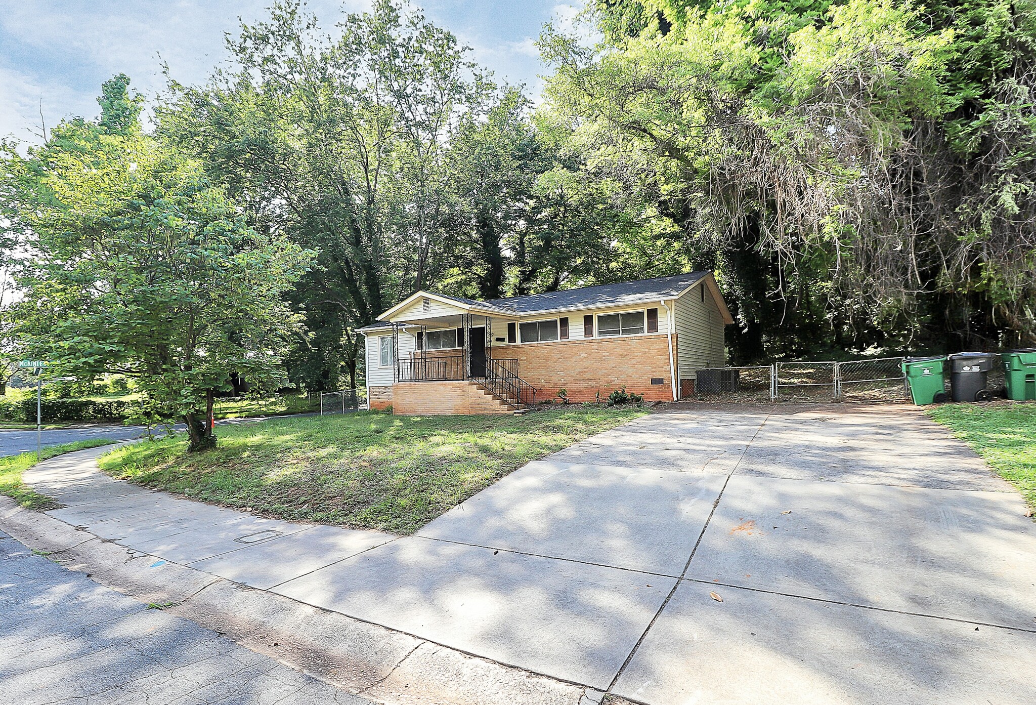 Building Photo - 2520 Thornton Rd