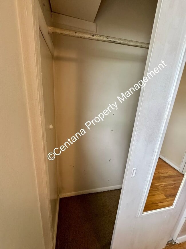 Building Photo - Pet friendly 2 bedroom house with a large lawn!